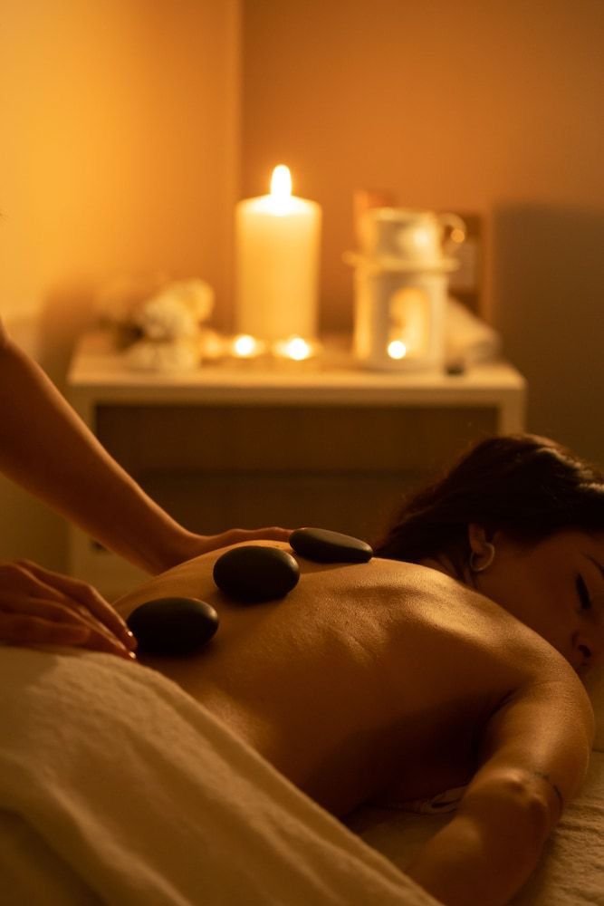 Hot Stone Massage Kya Hai Aur Kyun Hai Itna Popular?